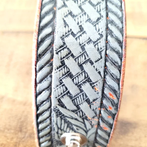 Bracelet - leather cuff - Picture 12 of 13